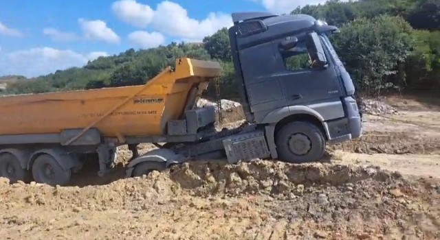 Sultangazide döküm sahasında tekrar toprak kaydı, hafriyat kamyonu asılı kaldı