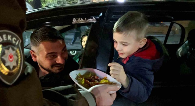 Sürücülere şeker ikramı yapan polise esnaftan baklava