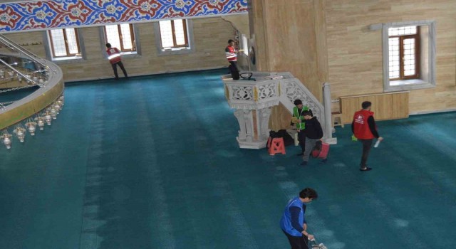 Tatvanda gönüllülerden ramazan ayına özel camii temizliği