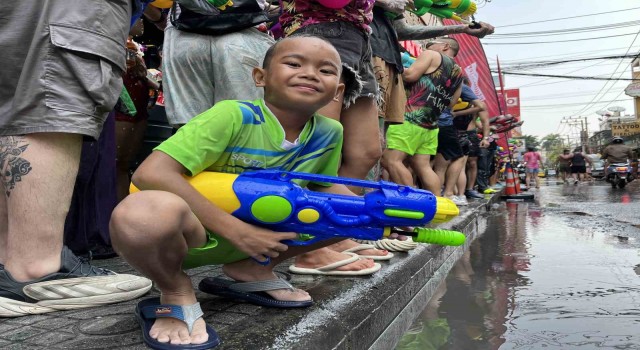 Taylandda su festivali renkli görüntülerle başladı