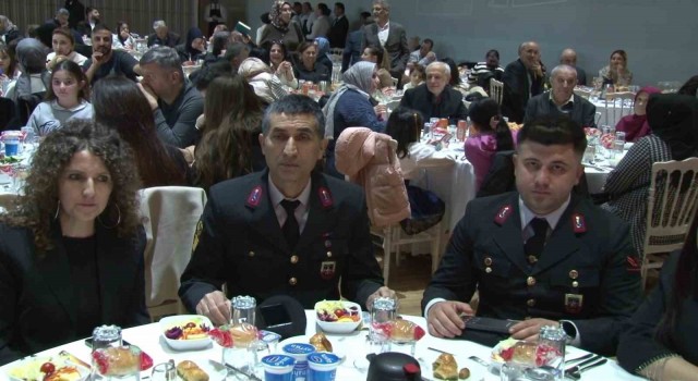 TBMM Milli Savunma Komisyonu Başkanı Hulisi Akar, Eyüpsultanda şehit aileleri ve gazilerle iftar yaptı