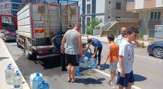 Tekirdağda 90ları aratmayan görüntü: Bayram günü tankerlerle su taşıdılar