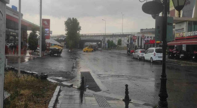 Tekirdağda rögar taştı, cadde sular altında kaldı