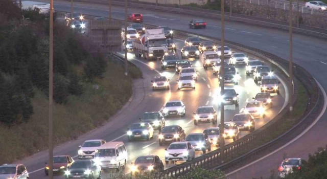 TEM Otoyolunun Kocaeli geçişinde bayram trafiği yoğunluğu