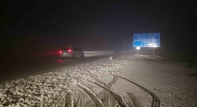 Tokatta nisan yağmuru beklenirken kar sürprizi