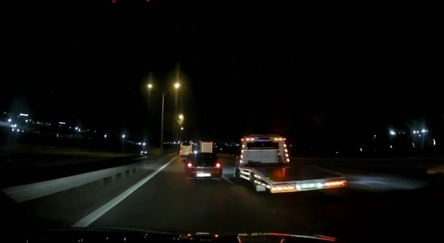 Trafik magandaları bu kez çekici sürücüsü çıktı: İki otomobil sürücüsünü yol boyunca taciz ettiler