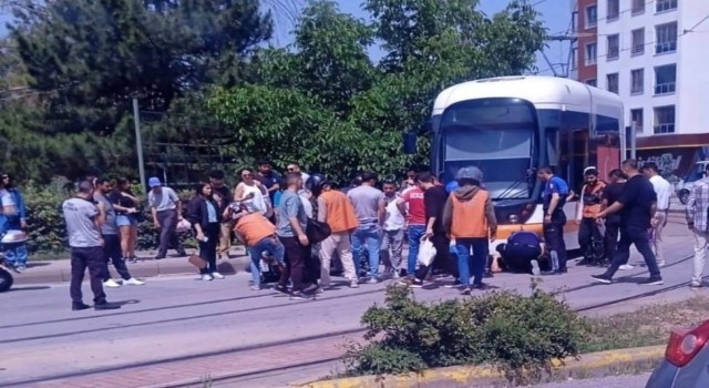 Tramvayın altına giren motosiklet sürücüsü güçlükle kurtarıldı