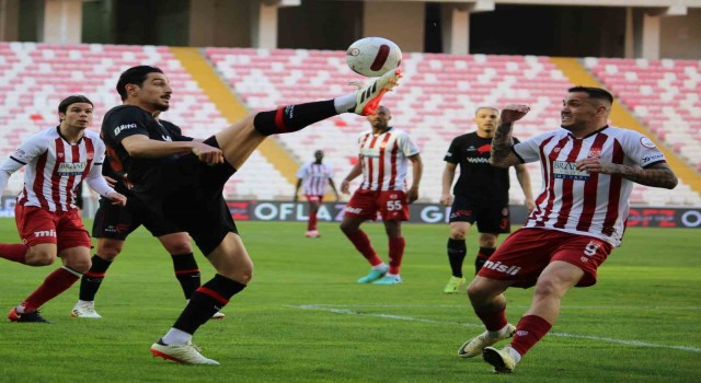 Trendyol Süper Lig: E.Y Sivasspor: 0 - Fatih Karagümrük: 0 (İlk yarı)