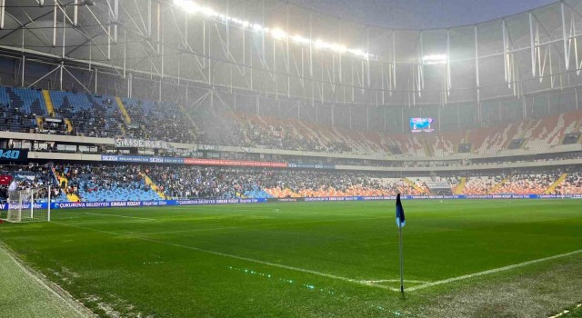 Trendyol Süper Ligin 36. haftasında oynanan Adana Demirspor - Gaziantep FK maçına yoğun yağış sebebiyle 12. dakikada ara verildi.