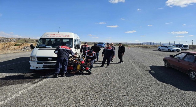 U dönüşü yapan motosiklete minibüsün çarptığı kaza kamerada: 1 ölü