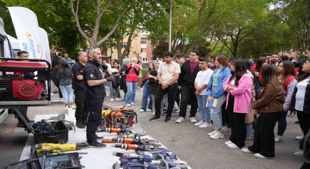 Üniversite öğrencilerine Temel Afet Bilinci Eğitimi verildi