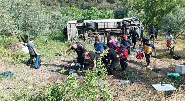 Üniversite öğrencilerini taşıyan tur otobüsü şarampole devrildi: 3ü ağır 12 yaralı