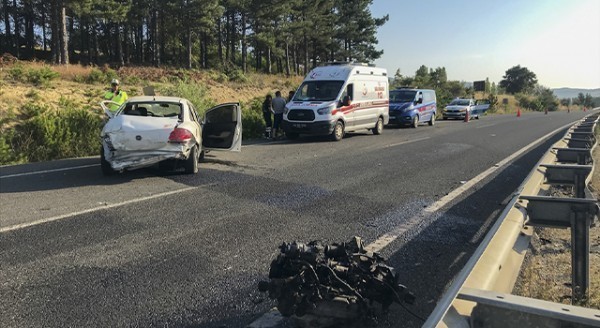 Uşak'ta bariyerlere çarpan otomobildeki 2 kişi öldü