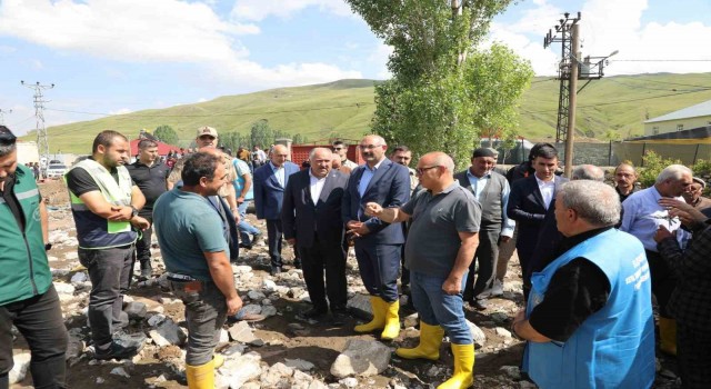 Vali Koç, sel felaketinin yaşandığı köylerde incelemelerde bulundu