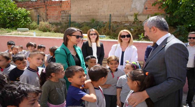 Vali, öğrencilere okul sevgisi aşıladı