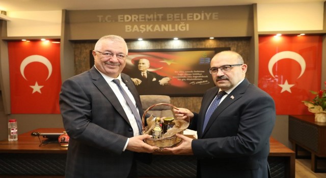 Vali Ustaoğlu, Edremit Belediyesini ziyaret etti