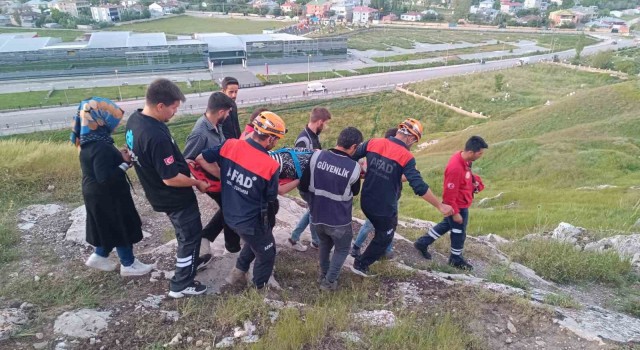 Van Kalesinde fotoğraf çektirmek isterken aşağı düştü