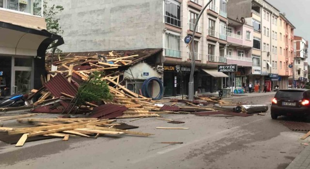 Vezirköprüde fırtına çatıları uçurdu