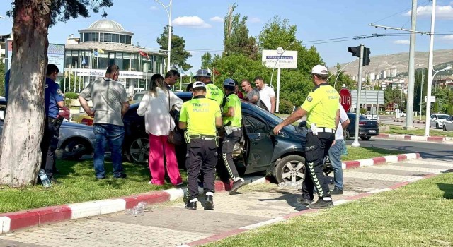 Virajı alamayan sürücü refüje çıktı, 2 yaralı