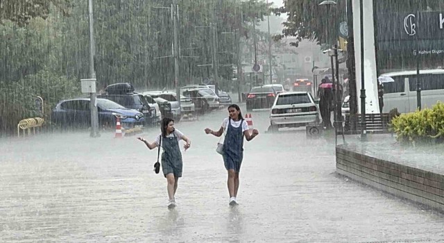 Yağmura sevindiler, yağış altında oynayarak serinlediler