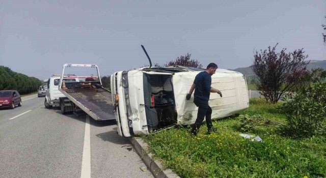 Yalovada kontrolden çıkan minibüs takla attı, 2 kişi yaralandı