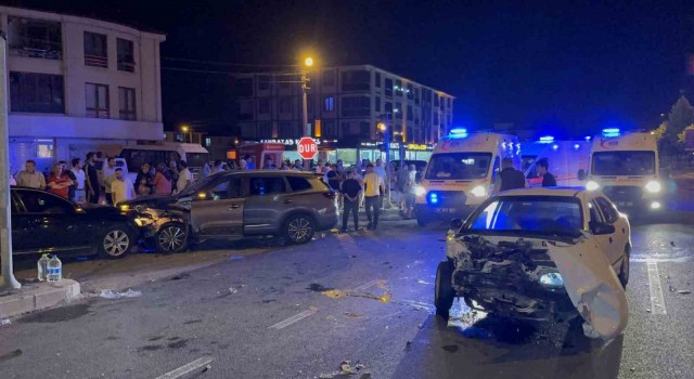 Yasak yerden U dönüşü zincirleme kazaya sebep oldu: 1i çocuk 7 yaralı