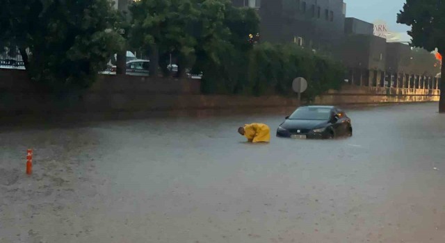 Yaz yağmurunun vurduğu Osmaniyede araçlar suya gömüldü