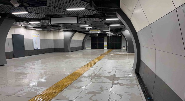 Yenibosna metro istasyonunu yağmur sonrası su bastı