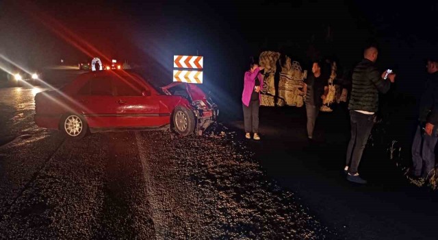 Yenicede otomobil traktöre çarptı; 2 kişi yaralı