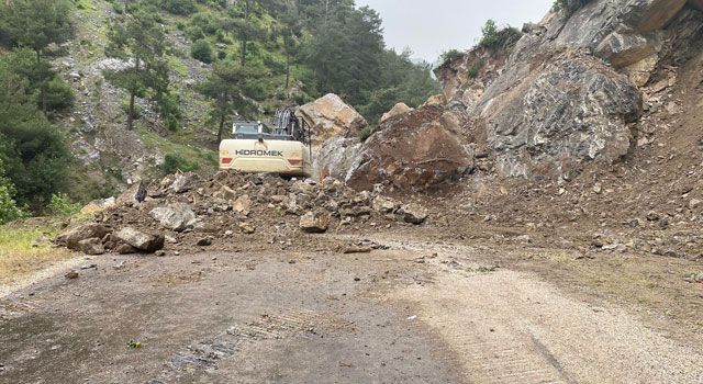 Yola Düşen Kayalar, Trafiği Kapattı