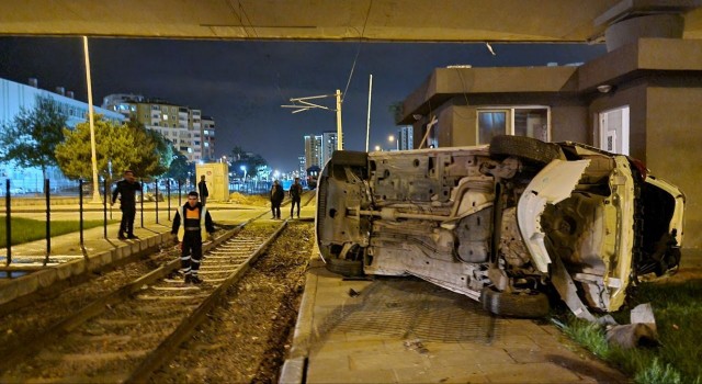 Yolcu treni ile hemzemin geçitte çarpışan otomobil devrildi: 1 yaralı