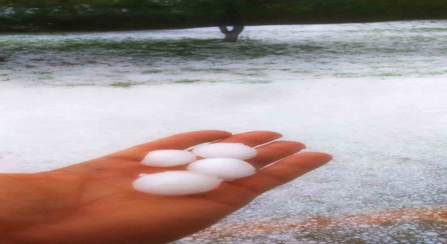 Yozgatta dolu etkili oldu, yollar beyaza büründü