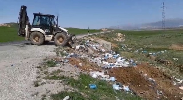 Yüksekova İlçe Özel İdaresi köylerde biriken çöpler için seferber oldu