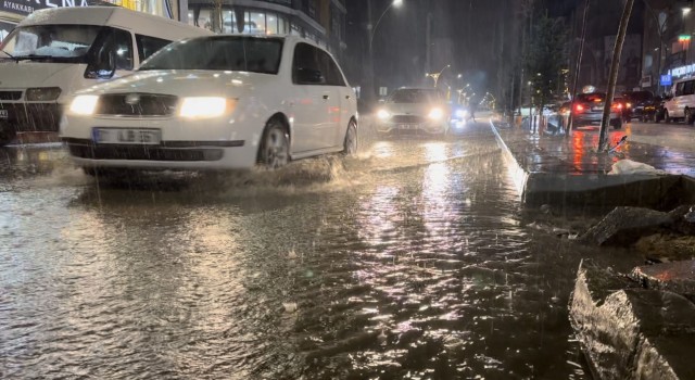 Yüksekovada caddeler göle döndü, araçlar adeta suda yüzdü