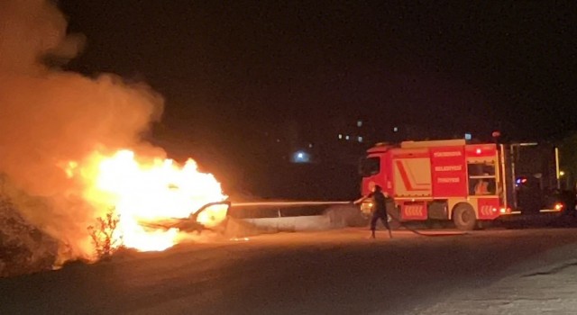 Yüksekovada ticari araç alev alev yandı