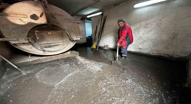 Yüksekovada yoğun yağışlar sonrası binanın kalorifer dairesi sular altında kaldı