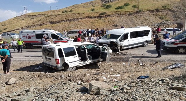 Yüksekovada yolcu minibüsü ile hafif ticari araç kafa kafaya çarpıştı: 2si ağır 7 yaralı