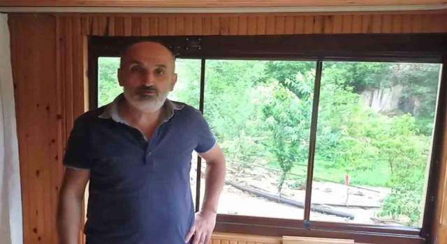 Yusufelide sağanak dereleri taşırdı, köprü ve yollar sel suları altında kaldı