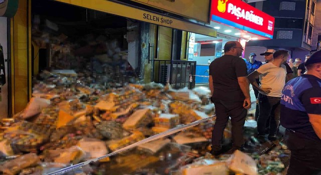 Zeytinburnunda tekel bayisinin asma tavanı çöktü, faciadan dönüldü: 1 yaralı